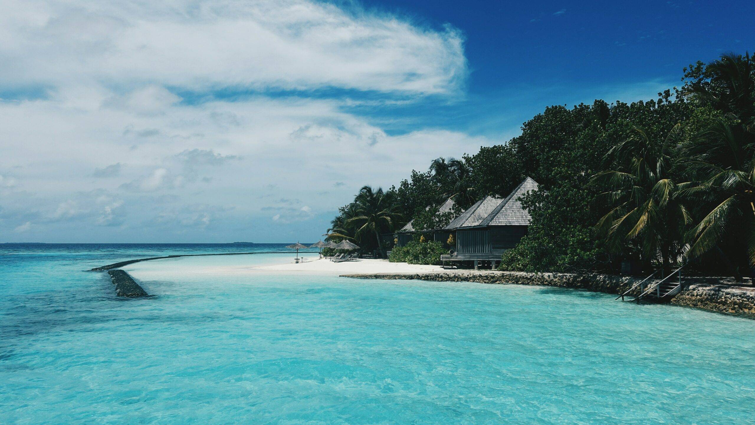Bungalows en bord de mer sur une lagune aux Maldives
