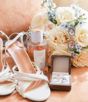 paire de chaussures blanches et alliances de mariage
