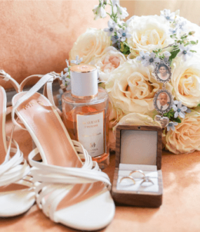 Accessoires de mariage : chaussures de mariée, bouquet de fleurs, parfum