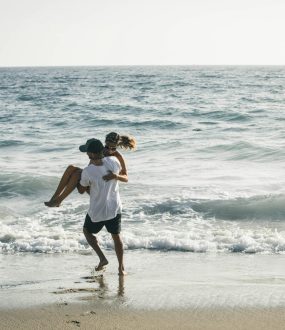 Couple en lune de miel sur une plage