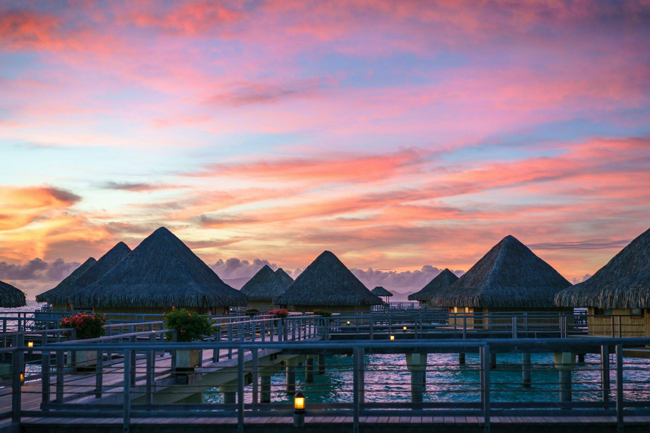 Bungalows au coucher du soleil dans une lagune de Bora-Bora