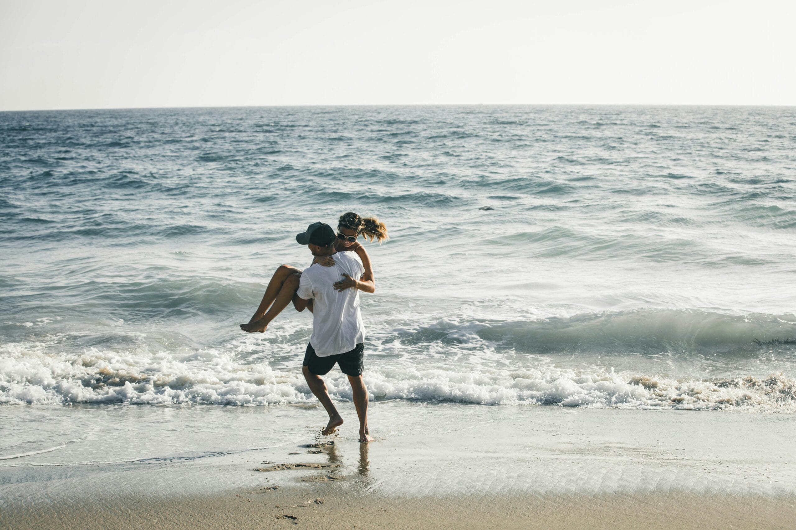 Couple en lune de miel sur une plage